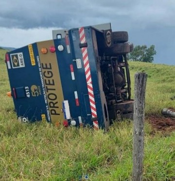 Carro forte de transporte de valores, tomba em Adamantina, no final da manh� desta quinta-feira (4)