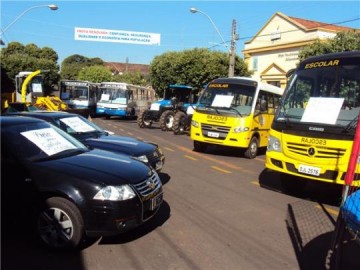 Prefeitura exp�e novos ve�culos e d� in�cio �s comemora��es dos 69 anos de OC