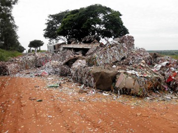 Carreta carregada com papel reciclado tomba em vicinal de Bilac