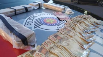 Tabletes e por��es de maconha s�o encontrados em bolsa de viagem pela PM e tr�s pessoas acabam presas
