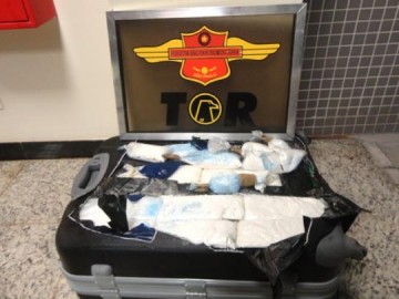 Peruana demonstra nervosismo em �nibus e pol�cia encontra coca�na