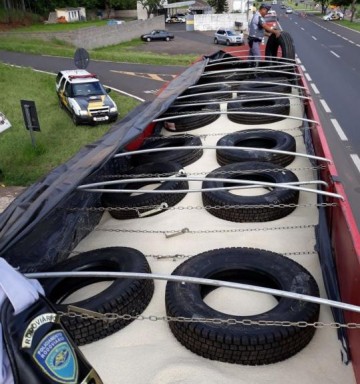 Pol�cia Rodovi�ria apreende 42 pneus sem nota fiscal em caminh�o carregado com arroz