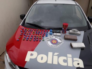 Polcia faz flagrante por trfico de droga em Rinpolis e apreende tijolos e tabletes de maconha