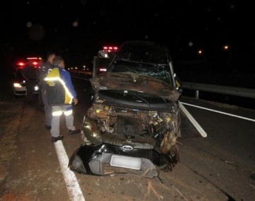 Carro capota em via de acesso � SP-294 e homem fica ferido em Dracena