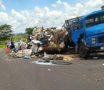 Carga de materiais recicl�veis cai de caminh�o no trevo que liga as rodovias J�lio Budiski e Raposo Tavares, em �lvares Machado