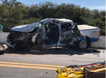 Motorista de caminhonete morre ap�s batida com caminh�o em Osvaldo Cruz