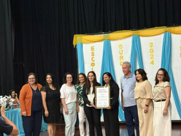 Educadores da Escola At�lio Sani de Sagres participam de cerim�nia de excel�ncia educacional em Tupi Paulista