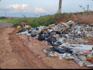 Internauta denuncia grande quantidade de lixo em estrada de terra no bairro Alberto Lang