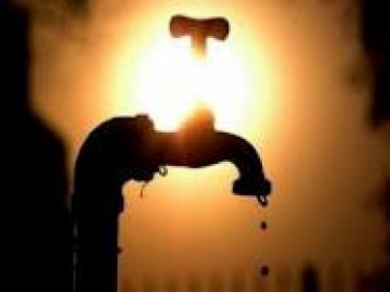 Falta d'�gua tamb�m est� abaixo da linha f�rrea