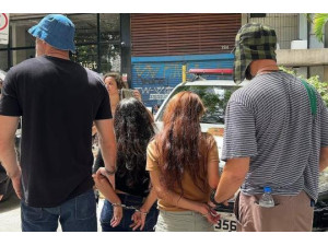 Policiais fantasiados da turma do 'Chaves' prendem 5 suspeitos em blocos de S�o Paulo