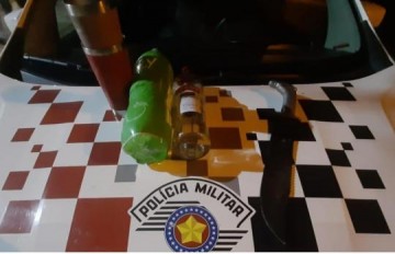 Adolescente � flagrado com fac�o e bebida alc�olica dirigindo carro em Osvaldo Cruz