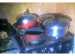 Fam�lia � socorrida ap�s inc�ndio que come�ou com panela esquecida no fog�o aceso em Santa Mercedes