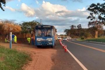 Acidente envolve �nibus da Prefeitura de Salmour�o e Fiat Uno