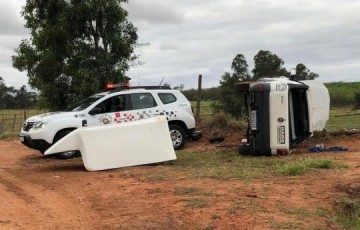 Motorista fica ferido ap�s capotamento em Sagres