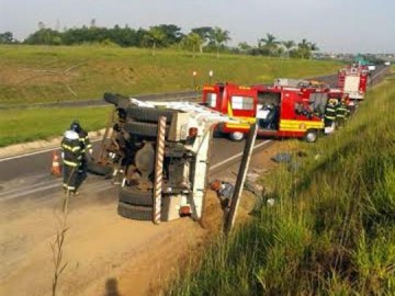 Tombamento na Rodovia Julio Budisk deixa motorista ferido