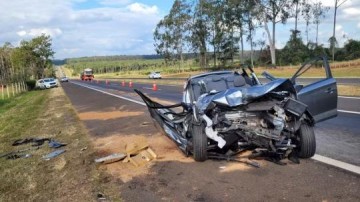 Carro fica destru�do ap�s motorista cochilar ao volante e bater em carreta em rodovia de Pederneiras