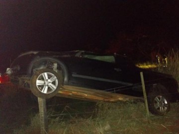 Motorista capota saveiro na vicinal entre Osvaldo Cruz e Salmour�o