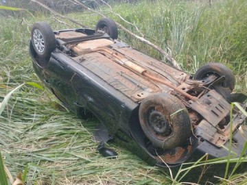 Motorista perde o controle da dire��o e carro capota na Rodovia Comandante Jo�o Ribeiro de Barros