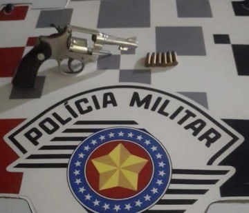 Mec�nico � preso em flagrante por porte de arma em adega e alega defesa pessoal