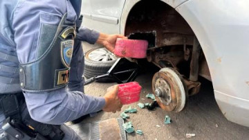 Motorista � preso com 23 quilos de haxixe escondido em ve�culo em �lvares Machado