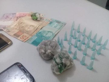 Policia Militar realiza opera��o na Rua 7 em Parapu� e prende traficante, drogas e ve�culos