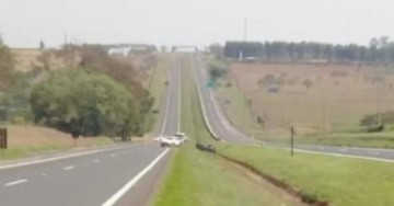 Motorista morre ap�s invadir pista contr�ria e bater de frente com carreta em rodovia de Birigui