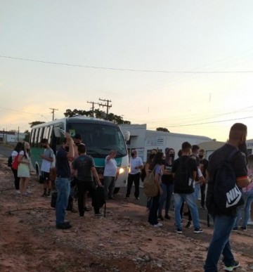 Estudantes denunciam falta de �nibus para transporte universit�rio