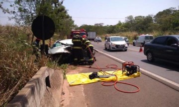 Homem morre em grave acidente entre carro e caminh�o em Pacaembu