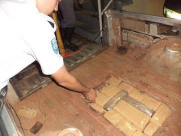 Pol�cia apreende 102 kg de maconha em carro guinchado em Martin�polis