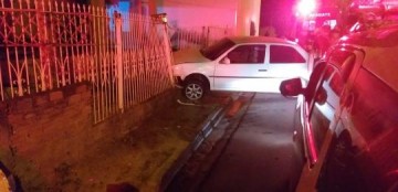 Acidente: carro invade resid�ncia na regi�o da Santa Casa