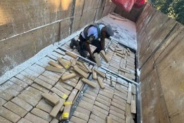 Fiscaliza��o policial apreende mais de uma tonelada de maconha em fundo falso de semirreboque