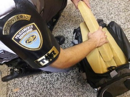 Droga estava na bagagem do passageiro que foi preso em Presidente Epit�cio (Foto: Pol�cia Militar/Cedida)