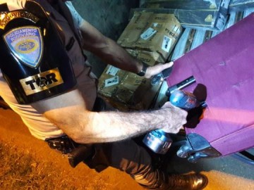 Peruana leva coca�na escondida em puxadores de malas e acaba presa em flagrante durante fiscaliza��o policial