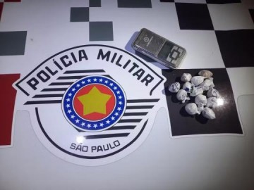 Pol�cia Militar apreende por��es de crack e balan�a de precis�o escondidas em matagal em Adamantina