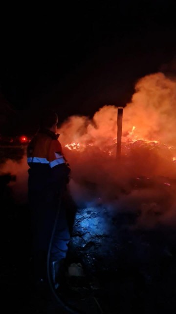 Inc�ndio destr�i �rea de materiais de empresa ao lado da usina de lixo em Osvaldo Cruz