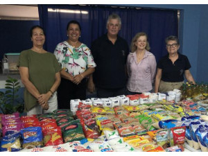 Cultura entrega alimentos arrecadados com a pe�a Quase 50 Tons de Cinza
