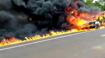 Inc�ndio em caminh�o carregado com �leo forma 'corrente de fogo' em rodovia