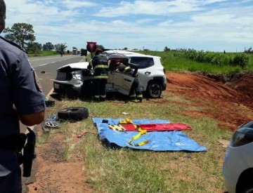 Quatro pessoas ficam feridas ap�s acidente entre carro e carreta em Rancharia