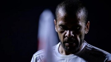 Daniel Alves � convocado para ir ao tribunal em Barcelona