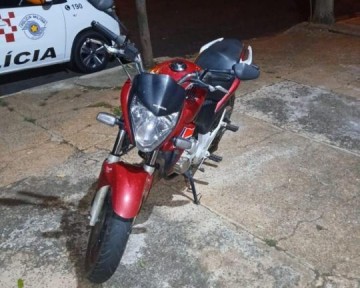 Policiais apreendem moto com placa adulterada em Luc�lia