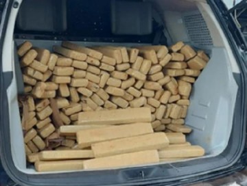 Ap�s abandonar ve�culo com 163 kg de maconha em canavial, dupla � presa por tr�fico de drogas em Presidente Epit�cio