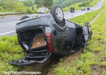 Carro placas de Osvaldo Cruz capota na SP-294 em Duartina