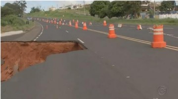 Cratera continua aberta na rodovia Comandante Jo�o Ribeiro de Barros em Quintana