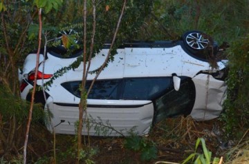 Homem fica ferido ap�s capotar ve�culo na manh� deste domingo, 27, em Parapu�