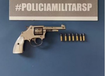 Homem � preso em Osvaldo Cruz com arma e tenta fugir pelo telhado