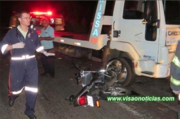 Motociclista morre ap�s bater de frente com caminh�o