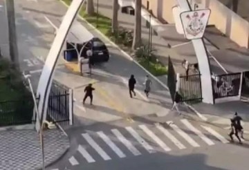 Torcedores do Corinthians invadem sede e CT do clube ap�s empate no Brasileir�o