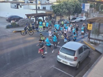 Prepara��o para a 2� Corrida Pedestre: Treino solid�rio arrecada 112 litros de leite para doa��o