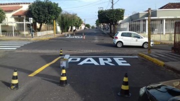 Diretoria de Tr�nsito volta preferencial para rua FEB no cruzamento com a Fernando Costa