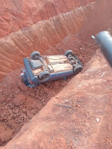 Pol�cia Civil de Osvaldo Cruz vai investigar como carro particular foi parar em vala do aterro da Prefeitura